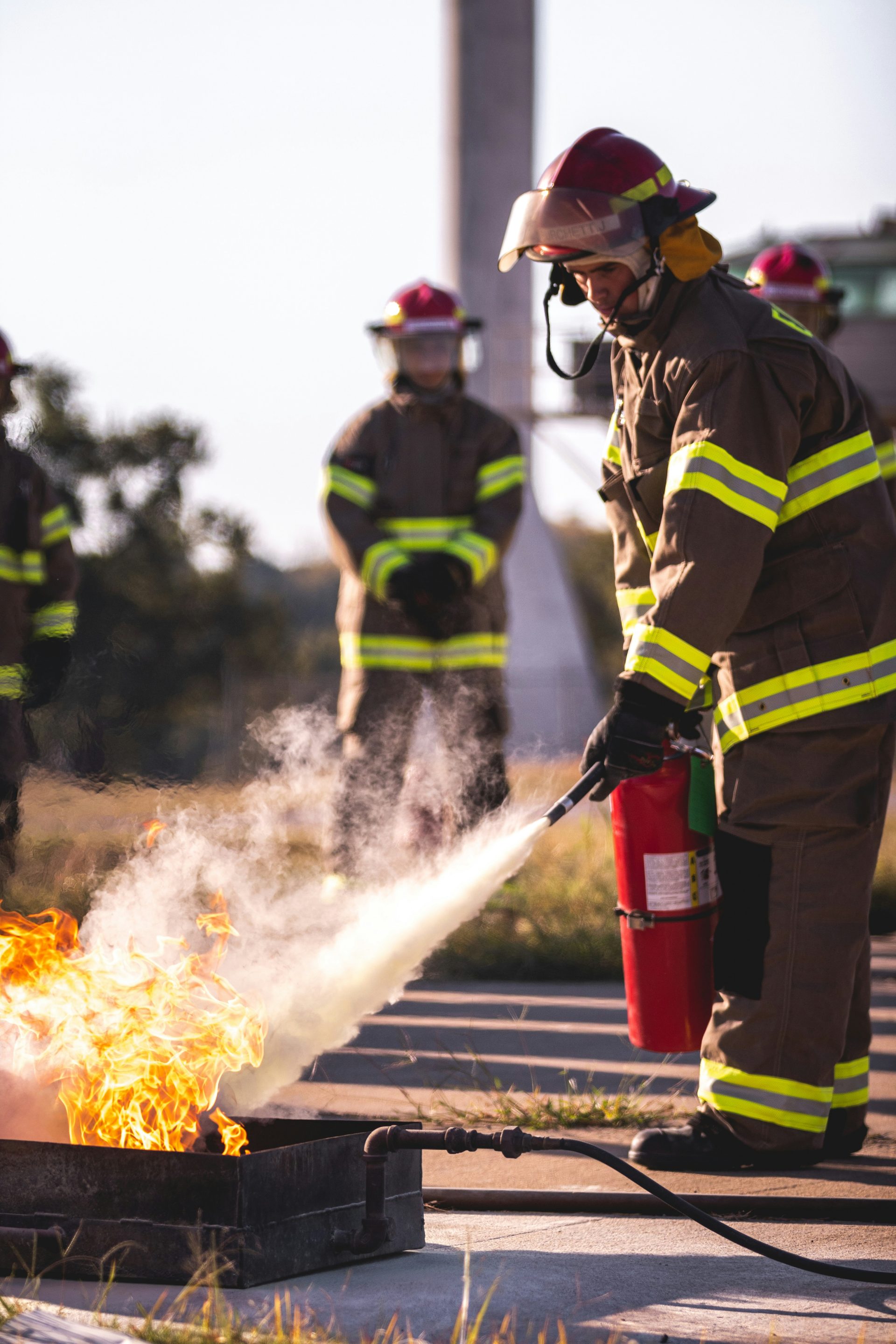 un groupe de pompiers rassemblés autour d'une borne d'incendie