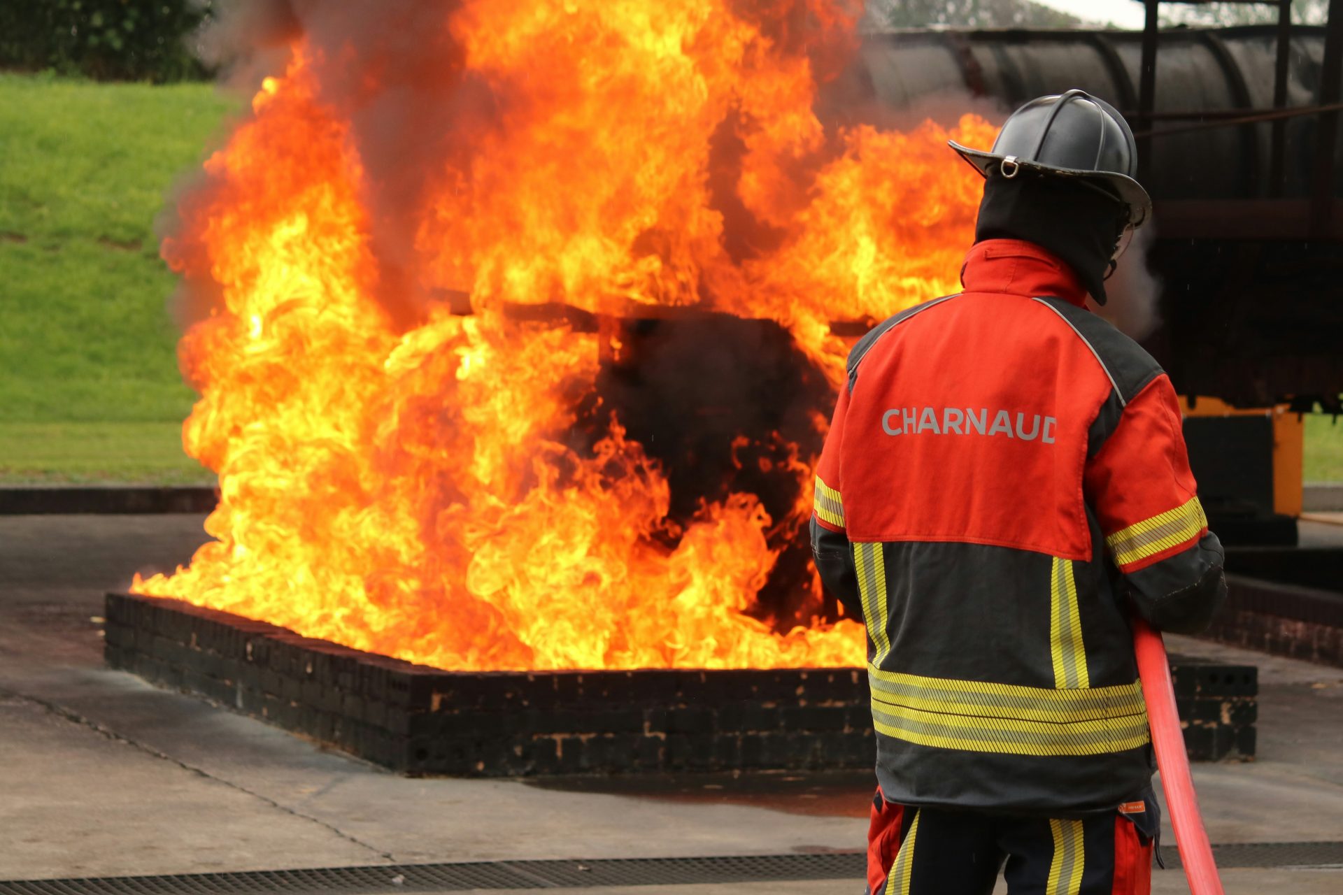 Un pompier fait face à un incendie dévastateur.