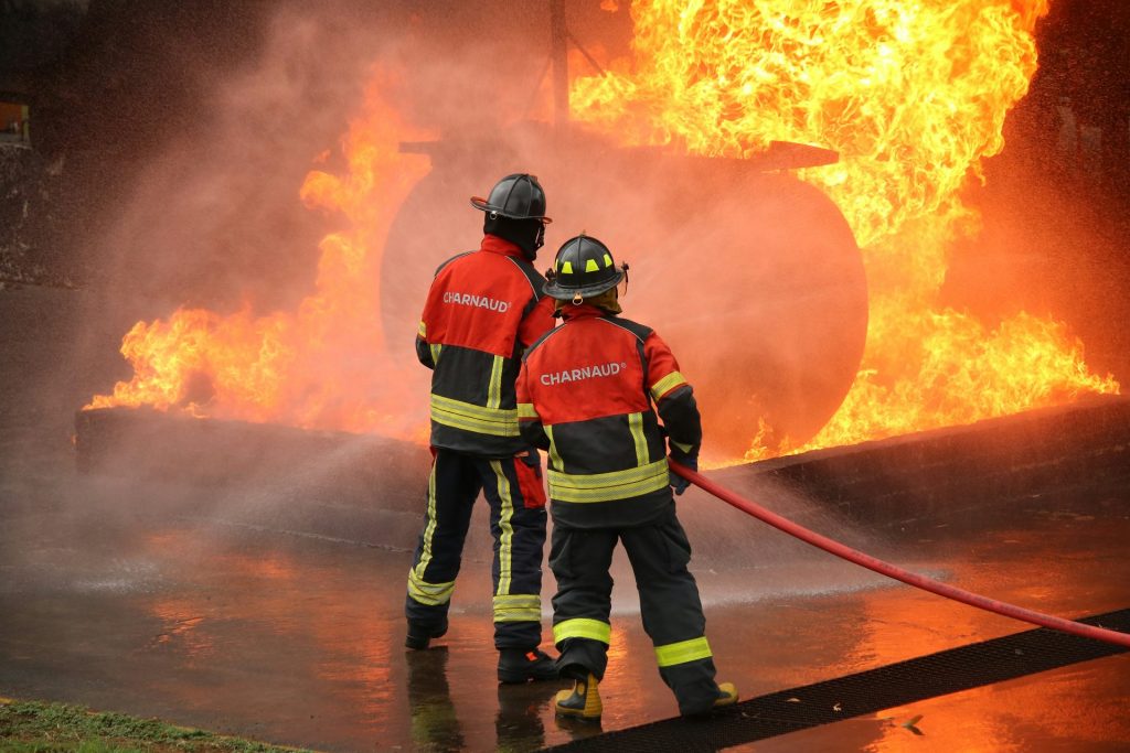Les pompiers luttent contre un gigantesque incendie.